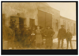 Foto-AK Die Schmiedestraße: Gruppenfoto Mit Pferden Beim Hufschmied, Ungebraucht - Otros & Sin Clasificación