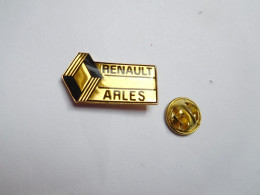 Beau Pin's , Auto Renault , Arles , Verso Quadrillé - Renault