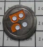 613c Pin's Pins / Beau Et Rare / MARQUES / B C BOUTON A 4 TROUS ? - Trademarks