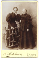 Fotografie F. Motschmann, Nürnberg, Maxfeldstr. 48, Ältere Und Junge Dame In Schwarzer Kleidung  - Anonieme Personen