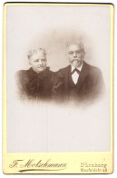 Fotografie F. Motschmann, Nürnberg, Maxfeldstr. 48, Älteres Paar In Hübscher Kleidung  - Anonyme Personen