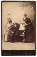 Fotografie F. Motschmann, Nürnberg, Maxfeldstr. 48, Älterer Eleganter Herr Und Zwei Junge Frauen Mit Kind  - Anonyme Personen