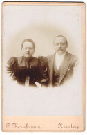 Fotografie F. Motschmann, Nürnberg, Maxfeldstr. 48, Ehepaar In Zeitgenössischer Kleidung  - Anonieme Personen