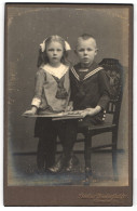 Fotografie Atelier Niedersachsen, Verden /Aller, Modisch Gekleidetes Kinderpaar Mit Bilderbuch  - Anonyme Personen