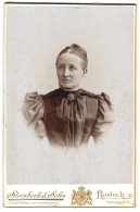 Fotografie Steenbock & Sohn, Rostock, Hopfenmarkt 4, Bürgerliche Dame Mit Kragenbrosche  - Anonyme Personen