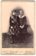 Fotografie A. Neuwerth, Rostock, Eselföterstr. 28, Kinderpaar In Modischer Kleidung  - Anonyme Personen