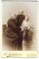 Fotografie F. Motschmann, Nürnberg, Maxfeldstr. 48, Beleibte Dame Im Kleid Mit Zwei Kindern  - Anonyme Personen
