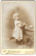 Fotografie F. Motschmann, Nürnberg, Maxfeldstr. 48, Kleines Kind Im Kleid  - Anonyme Personen