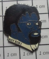 713A Pin's Pins / Beau Et Rare / PERSONNES CELEBRES / HOMME BLEU AUX CHEVEUX FRISES ROY ROBI - Berühmte Personen