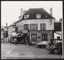 Jolie Photographie De L'Hôtel Restaurant Du Méridien à Vermenton, Yonne, Belles Voitures Stationnées, Format 12x11,2cm - Plaatsen