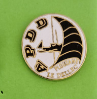 Pin's APDD Plouzane Le Dellec Association Des Plaisanciers Du Dellec Bretagne Bateau Voile - Asociaciones