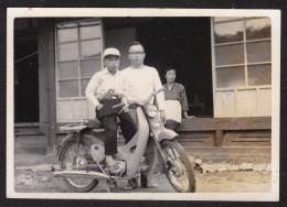 Jolie Photographie Jeune Garçon Sur Une Moto Honda C50, Photo Japonaise Tirage Original Format 8,8 X 6,3 Cm - Wielrennen