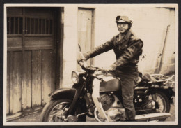 Jolie Photographie D'un Homme Sur Une Moto Japonaise Modèle à Identifier, Tirage Original Japon Format 8,8x5,9cm - Cycling