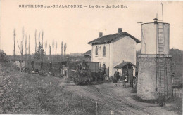 CHATILLON-sur-CHALARONNE (Ain) - La Gare Du Sud-Est Avec Train - Locomotive, Château D'eau - Châtillon-sur-Chalaronne