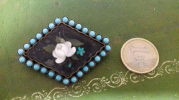 B18 / BROCHE ANCIENNE PORCELAINE OU ARDOISE PEINTE AVEC PERLE BLEU TRES BELLE - Brooches