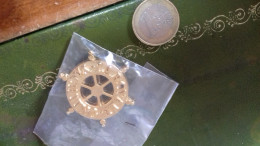 B18 / BROCHE DOREE METAL ROYAL YACHTING - Broschen