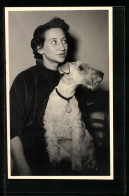 Foto-AK Dame Mit Terrier Auf Dem Schoss  - Chiens