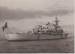 PHOTO PRESSE LE CROISEUR ECOLE JEANNE D'ARC EN RADE DE BREST NOVEMBRE 1962 A D P PHOTO  FORMAT 18 X 13 CMS - Boats