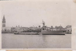 PHOTO PRESSE LE CROISEUR ECOLE JEANNE D'ARC A VENISE UNITED PRESS PHOTO AVRIL 1955  PHOTO  FORMAT 18 X 13 CMS - Boats