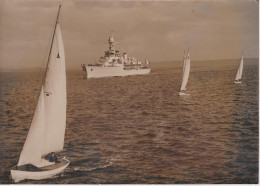 PHOTO PRESSE LE CROISEUR ECOLE JEANNE D'ARC QUITTANT BREST MAI 1950 FORMAT 18 X 13 CMS - Barcos