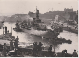 PHOTO PRESSE LE CROISEUR ECOLE JEANNE D'ARC QUITTANT BREST A D P PHOTO FORMAT 18 X 13 CMS - Bateaux