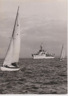 PHOTO PRESSE LE CROISEUR ECOLE JEANNE D'ARC QUITTANT BREST A D P PHOTO FORMAT 18 X 13 CMS - Boats