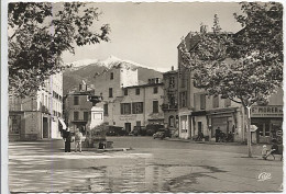 X123322 PYRENEES ORIENTALES PRADES PLACE DE LA REPUBLIQUE ET VUE VERS LE CANIGOU CITROEN 2 CV 2CV - Prades