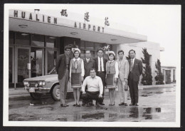 Jolie Photographie D'un Groupe De Gens Devant L'aéroport De Hualien à Taïwan, Voiture, Automobile, 11,2 X 7,7 Cm - Places