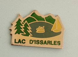 Pin's Lac D'Issarles Ardèche Bateau Voilier - Villes