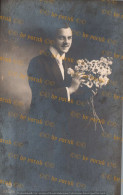 Postcard - 1920/30 - 9x14 Cm. | Fancy. A Gentleman With Wildflowers In His Hands. - Written In Greek. * - Hommes