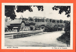 30492 / BITCHE Moselle La GARE Avec Locomotive Train Et La Citadelle Cptrain 1930s HELLIAS - Bitche