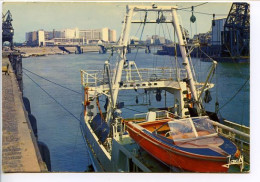 CPSM  10.5 X 15 Loire Atlantique NANTES Les Facultés Vues Du Port    Vedette Sur Pont D'un Navire - Nantes