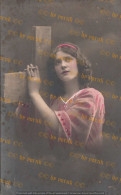 Postcard - 1920/30 - 9x14 Cm. | Fancy. Beautiful Woman Hugging The Cross. - Written In Greek On The Back. * - Donne