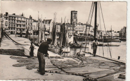 AL25 -(17) LA ROCHELLE  - LES QUAIS  -  PECHEURS  AVEC FILETS DE PECHE  ET BATEAUX  - 2 SCANS - La Rochelle