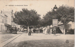 AL26 -(17) ROYAN - LE BOULEVARD  THIERS  - ANIMATION - EXPOSANT CARTES POSTALES  -  CALECHES  -  2 SCANS  . - Royan