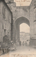 AL23 -(16) COGNAC - ANCIENNE PORTE  DU VIEUX PONT - CALECHE A CHEVAL -  ANIMATION  - 2 SCANS - Cognac