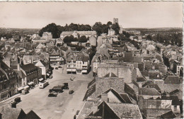 BE 8 -(22) LAMBALLE - PLACE DU MARCHE ET CLOCHER DE NOTRE DAME - AUTOBUS , FOURGONS , AUTOMOBILES  - VUE AERIENNE - Lamballe