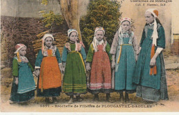 BE 10-(29) BROCHETTE DE FILLETTES DE PLOUGASTEL DAOULAS - COSTUME AVEC BONNET ET TABLIER  - CARTE COULEURS  -  2 SCANS - Kostums