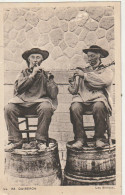 BE 10-(56) QUIBERON - LES BINIOUS   -  DUO DE MUSICIENS  ASSIS  SUR TONNEAUX  - 2 SCANS - Musik