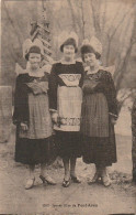 BE 11-(29)  JEUNES FILLES DE PONT AVEN - JEUNES FEMMES EN COSTUME  , COIFFE AUX ANSES EN DENTELLE ET TABLIER - 2 SCANS - Kostums