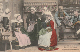 BE12 - CHEZ LE QUEMENER - LE CHOIX D' UNE ETOFFE POUR UN  MARIAGE - TAILLEUR ET APPRENTI  - CARTE COLORISEE  - 2 SCANS - Personaggi