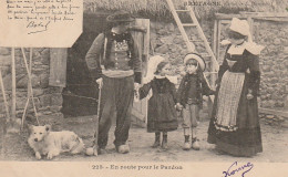 BE12 -  BRETAGNE - EN ROUTE POUR LE PARDON  -  TEXTE  DE T . BOTREL -  COUPLE AVEC ENFANTS ET CHIEN  - 2 SCANS - Personnages