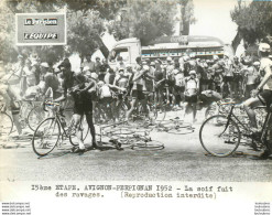 TOUR DE FRANCE 1952 LA SOIF FAIT RAVAGES 15èm ETAPE PHOTO DE PRESSE ORIGINALE ARGENTIQUE  20X15CM EQUIPE  LE PARISIEN - Deportes