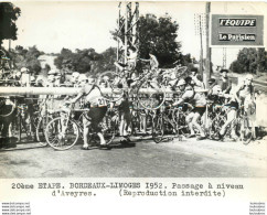 TOUR DE FRANCE 1952 PASSAGE A NIVEAU AVEYRES 20èm ETAPE PHOTO PRESSE ORIGINALE ARGENTIQUE  20X15CM EQUIPE  LE PARISIEN - Sport