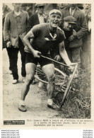 TOUR DE FRANCE 1955  ROMAIN MAES A CREVE PHOTO PARIS SOIR 20 X 15 CM - Deportes