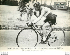 TOUR DE FRANCE 1952 ATTITUDE DE ROBIC 19èm ETAPE PHOTO DE PRESSE ORIGINALE ARGENTIQUE  20X15CM EQUIPE  LE PARISIEN - Deportes