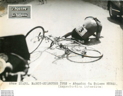 TOUR DE FRANCE 1952 ABANDON DU SUISSE HUBER 8ème ETAPE PHOTO DE PRESSE ORIGINALE ARGENTIQUE  20X15CM EQUIPE  LE PARISIEN - Deportes