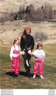 SARAH FERGUSON DUCHESSE D'YORK A VERBIER  AVEC SES FILLES 1996 PHOTO DE PRESSE  ANGELI 27 X 18 CM R2 - Berühmtheiten