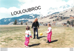 SARAH FERGUSON DUCHESSE D'YORK A VERBIER  AVEC SES FILLES 1996 PHOTO DE PRESSE  ANGELI 27 X 18 CM R3 - Personalidades Famosas