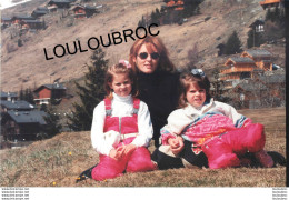 SARAH FERGUSON DUCHESSE D'YORK A VERBIER  AVEC SES FILLES 1996 PHOTO DE PRESSE  ANGELI 27 X 18 CM R1 - Personalidades Famosas